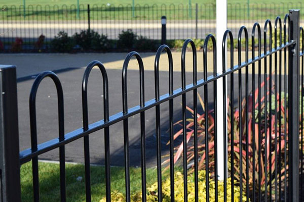 home garden black coated hoop topped metal border fence with post and bracket