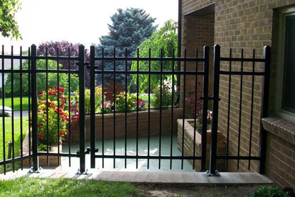 Hot selling black customized style metal walkway fence gate for villa, garden & courtyard guarding your home